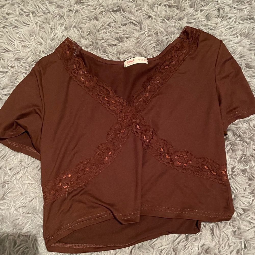 Crop top with lace.